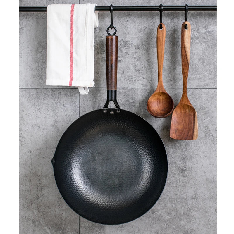 Close-up of Homeries wok wooden handle for a comfortable grip