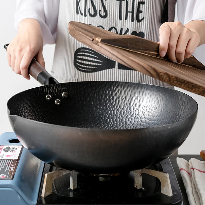 32cm Homeries cast iron wok with wooden lid on white background